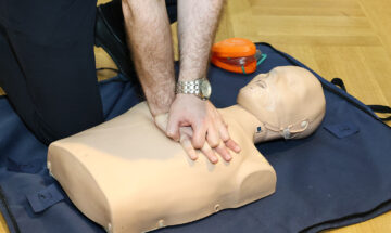 Une personne exécute un massage cardiaque sur un mannequin